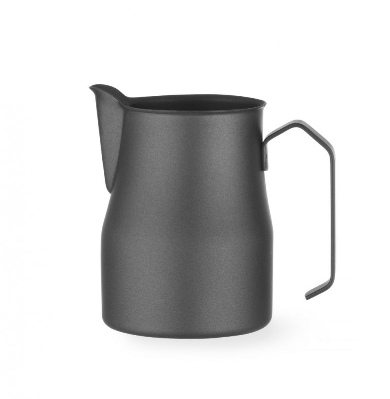 Melkkan matzwart met V-vormige schenktuit, HENDI, 0,7L, Zwart, ⌀84x(H)130mm Melkkan matzwart met V-vormige schenktuit, HENDI, 0,7L, Zwart, ⌀84x(H)130mm